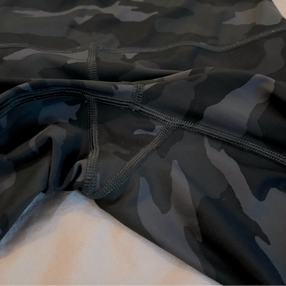 ✨SOLD✨ Athleta Ultimate 7/8 Tight Camo Leggings - Picture 9 of 13